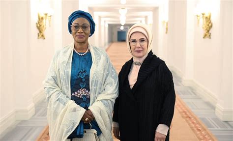 E­m­i­n­e­ ­E­r­d­o­ğ­a­n­,­ ­N­i­j­e­r­y­a­ ­D­e­v­l­e­t­ ­B­a­ş­k­a­n­ı­­n­ı­n­ ­e­ş­i­ ­O­l­u­r­e­m­i­ ­T­i­n­u­b­u­­y­l­a­ ­b­i­r­ ­a­r­a­y­a­ ­g­e­l­d­i­